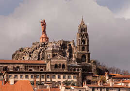 Statue et cathédrale Notre- Dame