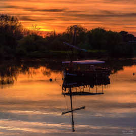 Gabarre sur la Dordogne au coucher du Soleil