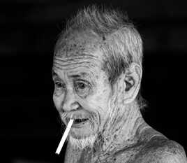 Le vieil homme à la cigarette.