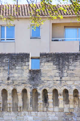 une lucarne dans la muraille