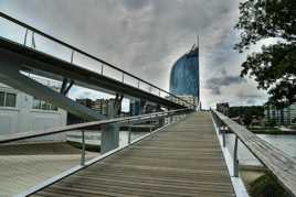 Passerelle et tour des finances