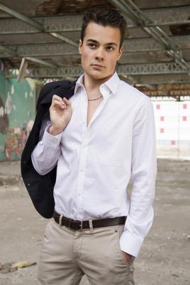 Pose sous les ruines