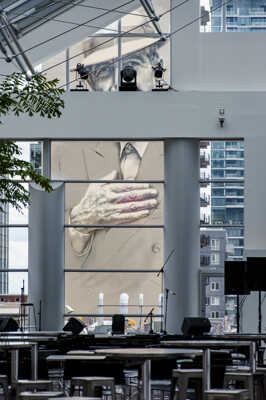 La main sur le coeur de Leonard