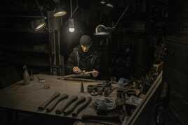 Artisan dans son atelier .