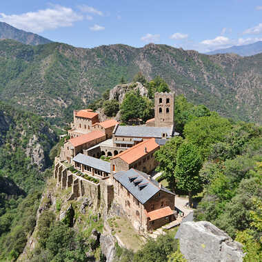 L'abbaye sur son promontoire par Giem