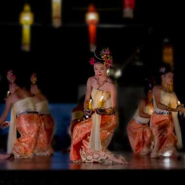 Danseuses Thaï. Danse des lumières par pere