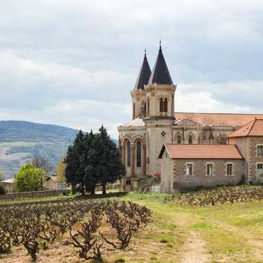 L'église aux deux clochers de Régnié par patrick69220