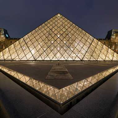 La pyramide du Louvre et ses reflets... par guyamram@hotmail.fr