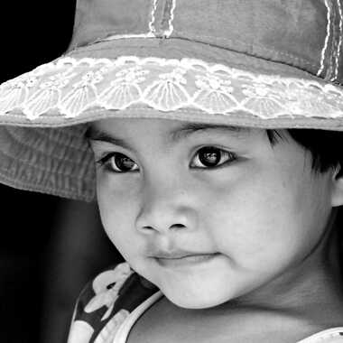 Fillette au chapeau par mamichat