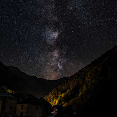 Village sous les étoiles par Anonymous