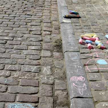 Jeu d'enfants sur les trottoirs de Bruges
